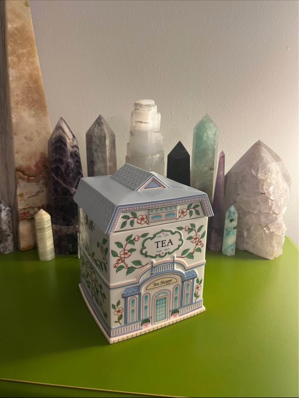 Vintage 1990 Lenox Spice Village Tea House Canister in good condition
